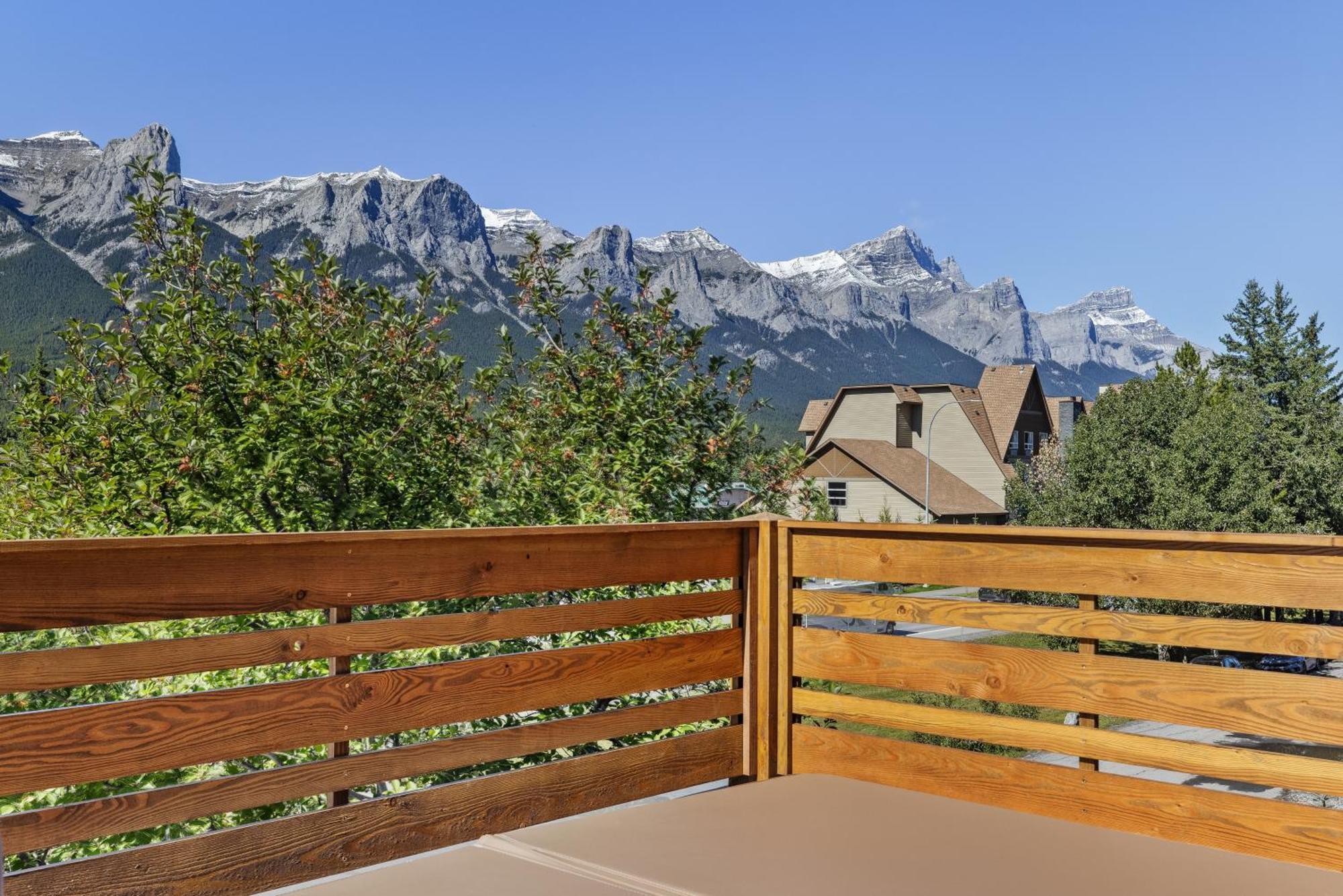 Villa Sisters Summit - 5bd 4ba - Stunning Mountain Views With Private Hot Tub & Bbq Canmore
