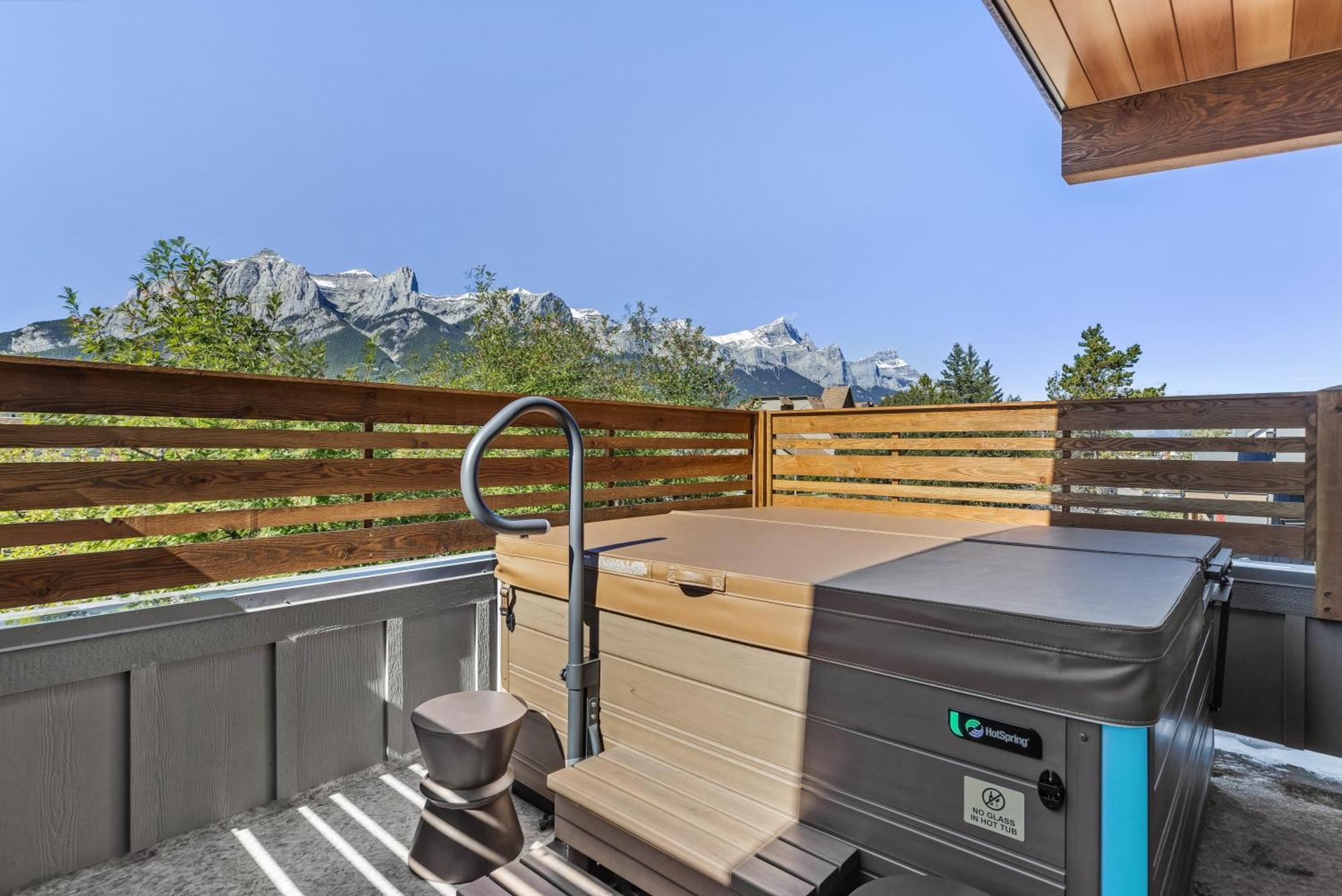 Sisters Summit - 5bd 4ba - Stunning Mountain Views With Private Hot Tub & Bbq Canmore